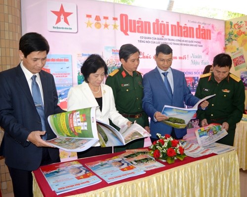 Các đại biểu tham quan gian trưng bày các ấn phẩm của Báo Quân đội nhân dân.